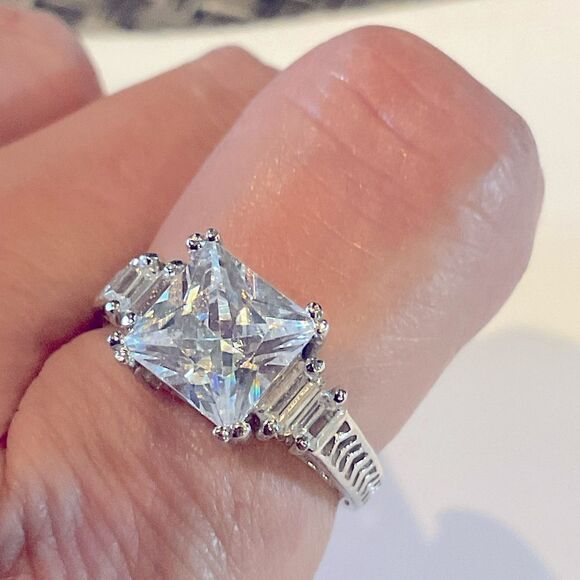 Beautiful anniversary ring - Picture 2 of 7